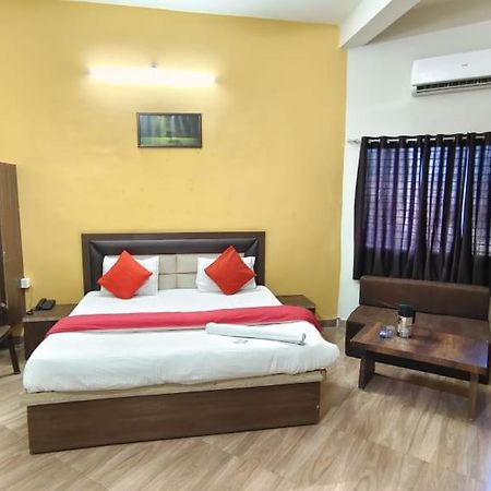 Hotel Shivanjali Palace Уджайн Екстериор снимка
