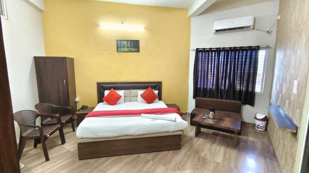 Hotel Shivanjali Palace Уджайн Екстериор снимка