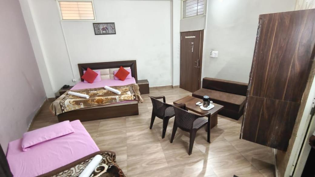 Hotel Shivanjali Palace Уджайн Екстериор снимка