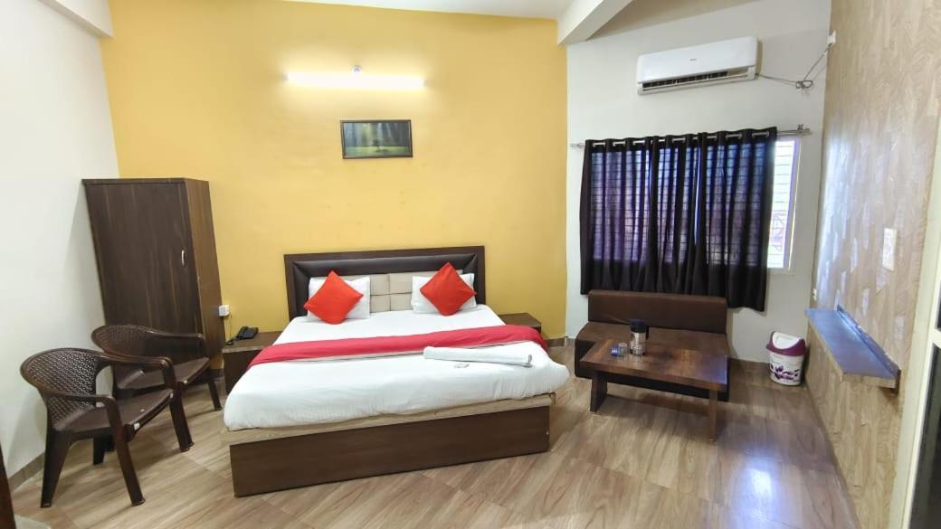 Hotel Shivanjali Palace Уджайн Екстериор снимка