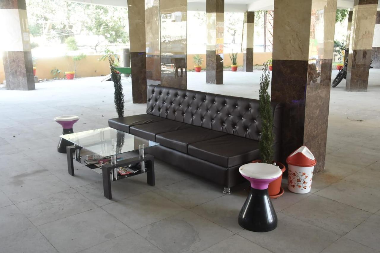 Hotel Shivanjali Palace Уджайн Екстериор снимка