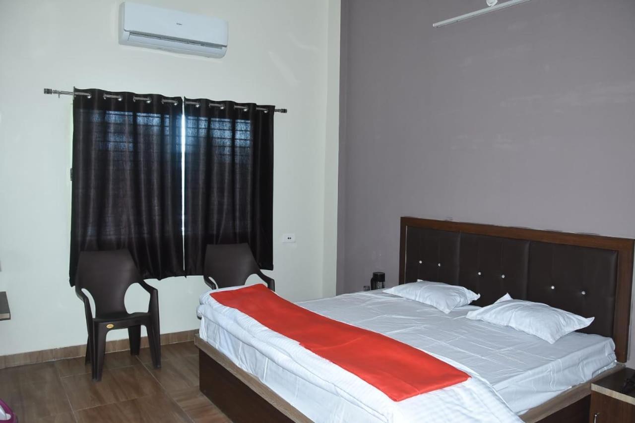 Hotel Shivanjali Palace Уджайн Екстериор снимка