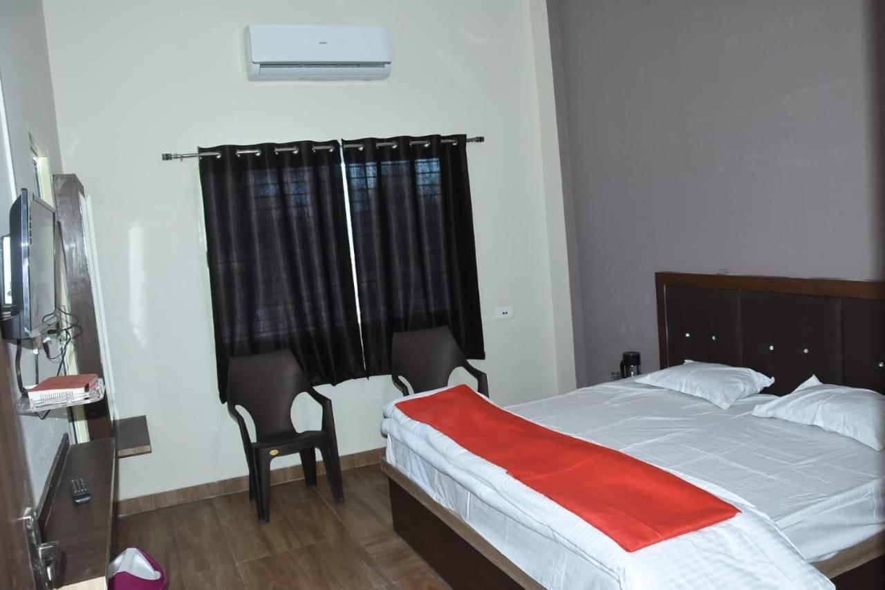 Hotel Shivanjali Palace Уджайн Екстериор снимка