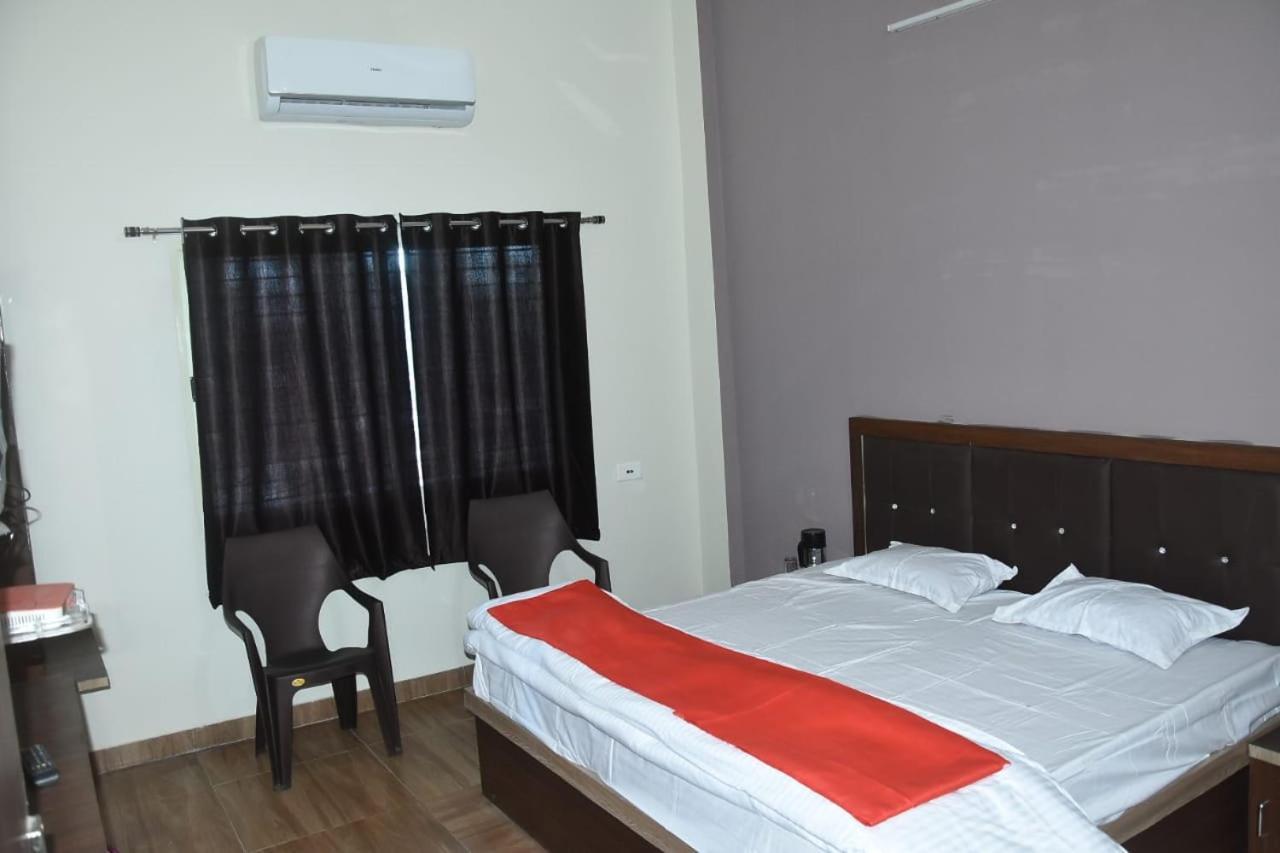 Hotel Shivanjali Palace Уджайн Екстериор снимка