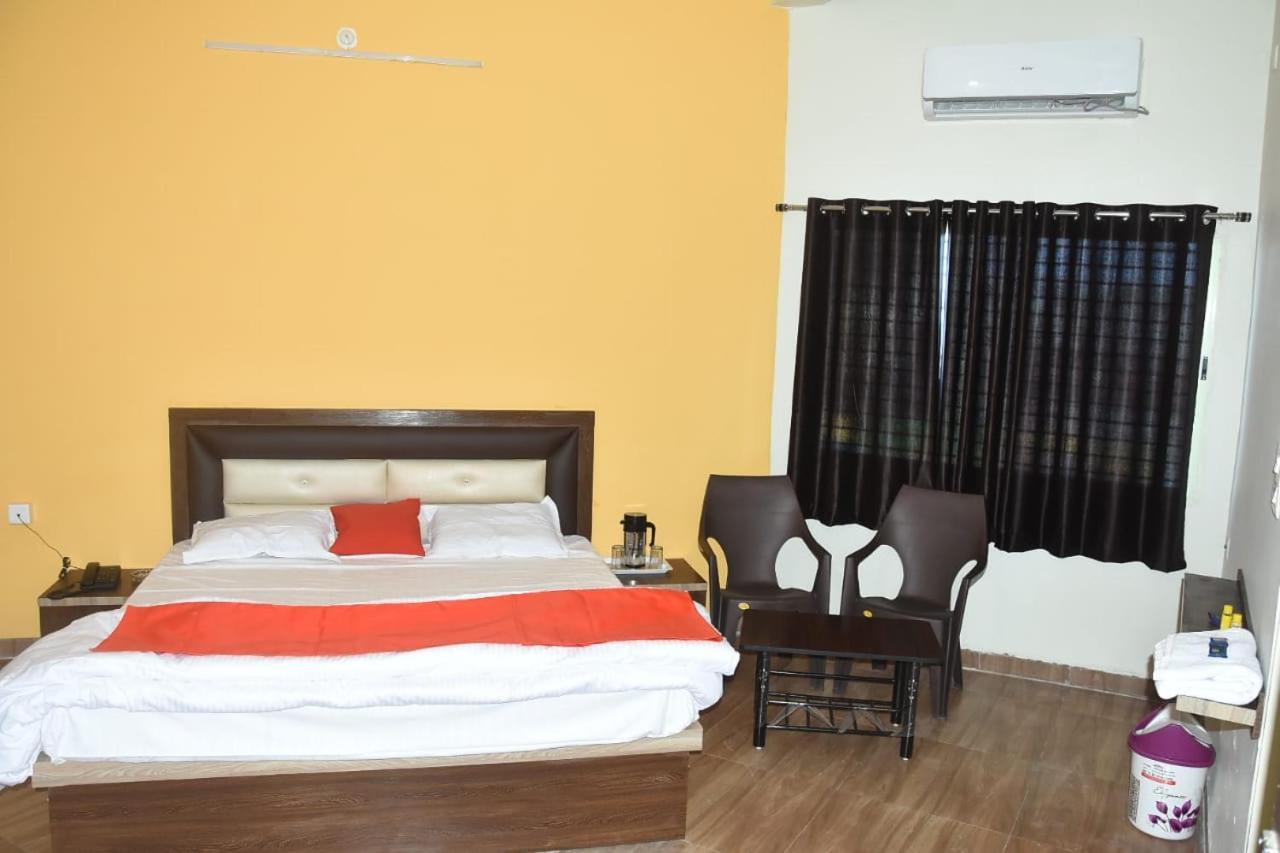 Hotel Shivanjali Palace Уджайн Екстериор снимка