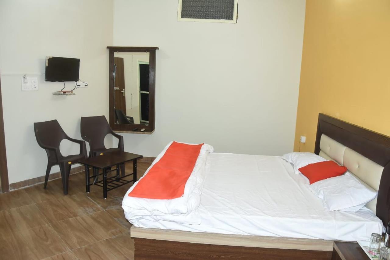 Hotel Shivanjali Palace Уджайн Екстериор снимка